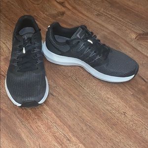 Women’s Nike tennis shoes